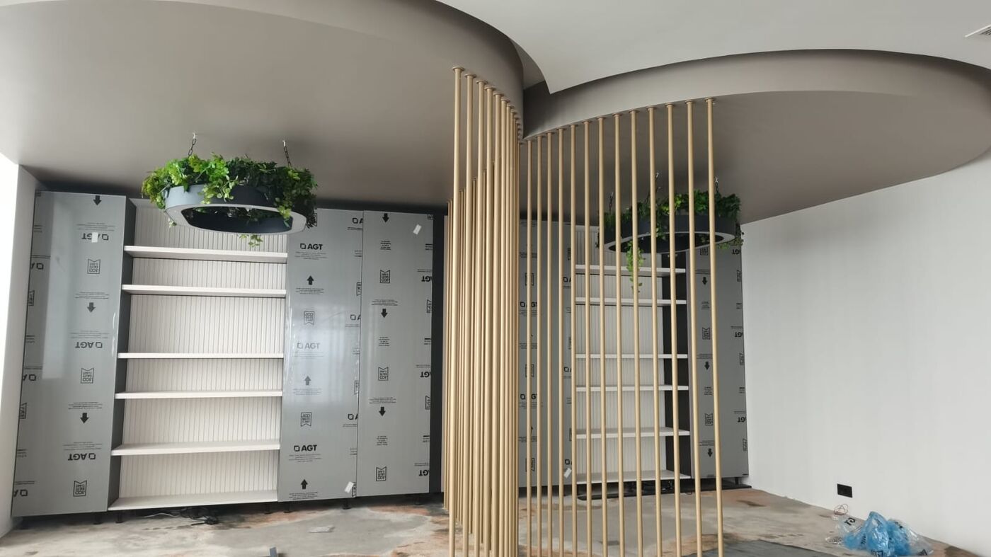 Finisaje interioare cu riflaje de lemn pe structură metalică