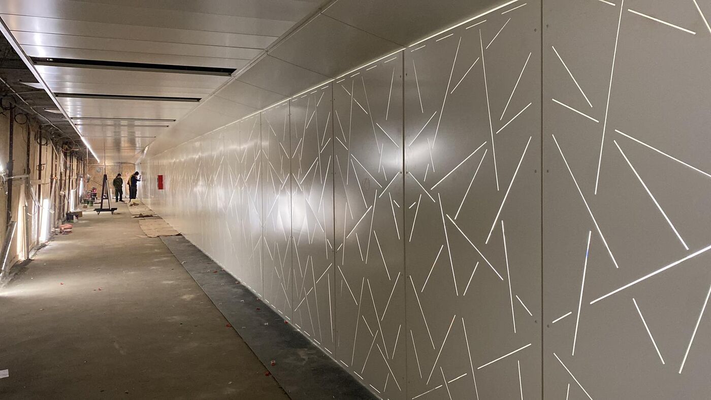 Pasaj pietonal cu placare metalică cu model geometric