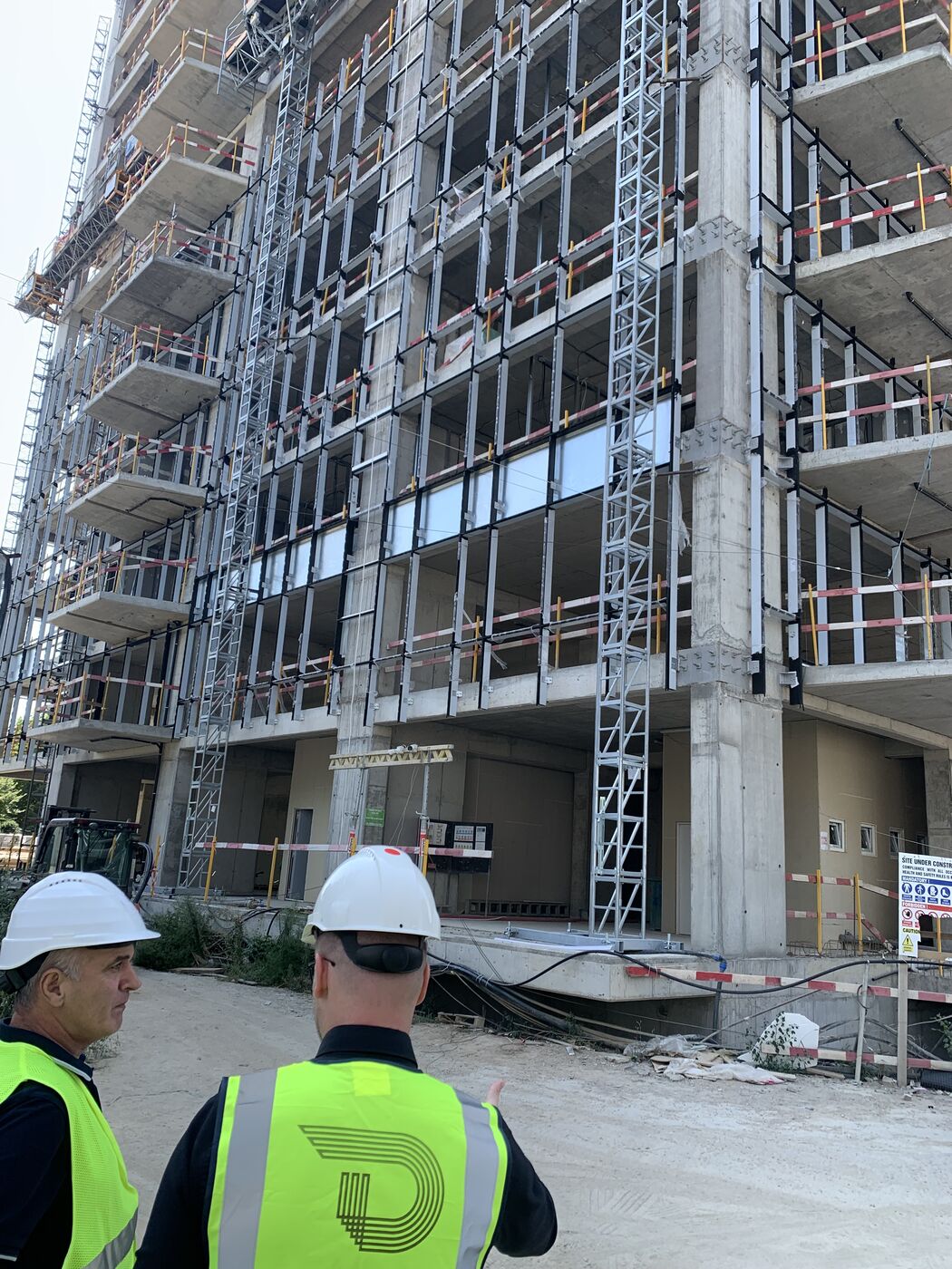 Fațadă cu schele pe șantier de construcții civile